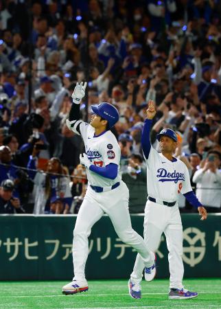 カブス戦の５回、本塁打を放ったドジャース・大谷（左）＝東京ドーム