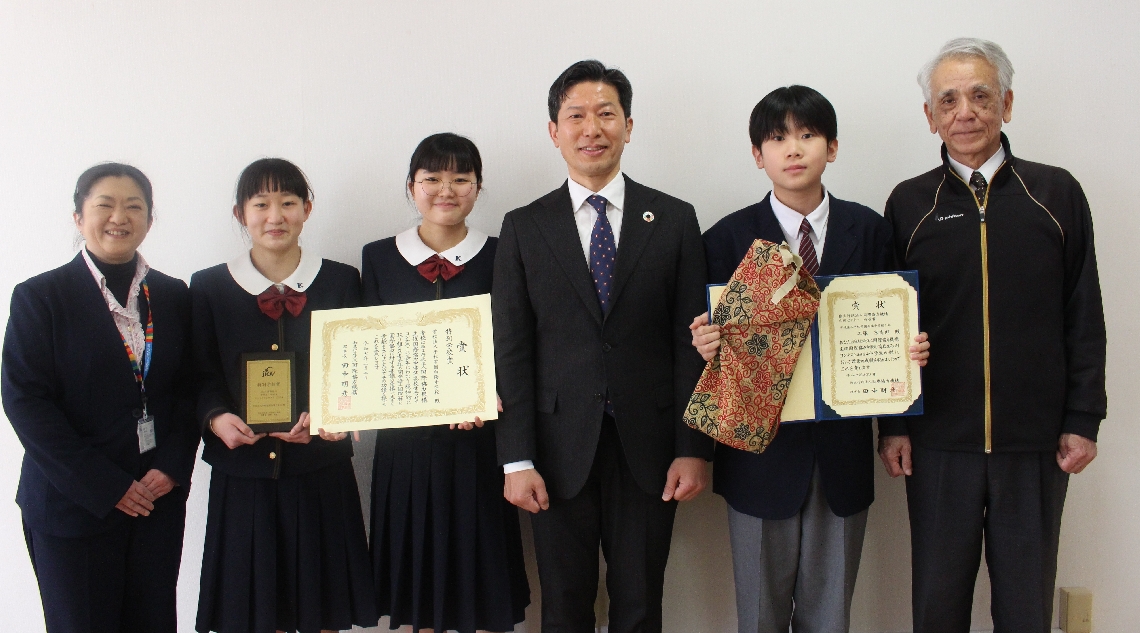 九州センター所長賞に輝いた工藤京志郎さん（右から２人目）と向陽中、ＪＩＣＡの関係者