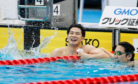 男子５０メートルバタフライを日本新記録で制し、喜ぶ田中大寛。右は松元克央＝東京アクアティクスセンター