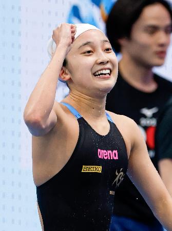 女子２００メートル個人メドレーで優勝し、ガッツポーズする成田実生＝東京アクアティクスセンター