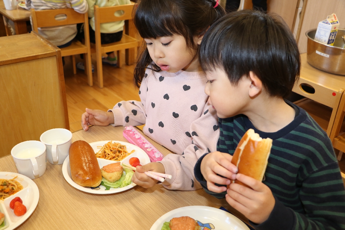給食でカマストガリザメを使った「シャークフライ」を食べる園児＝大分市のじょうとうこども園