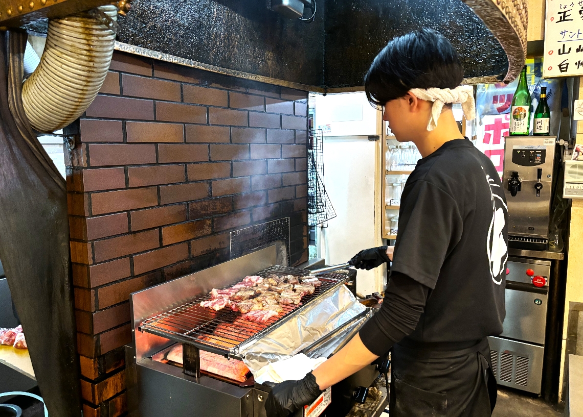 地産地消にこだわり、「山香ロース」や「日出ポーク」をじか火で調理して提供する