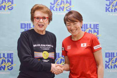 握手するビリー・ジーン・キングさん（左）と女子日本代表の杉山愛監督＝２１日、東京・有明テニスの森公園