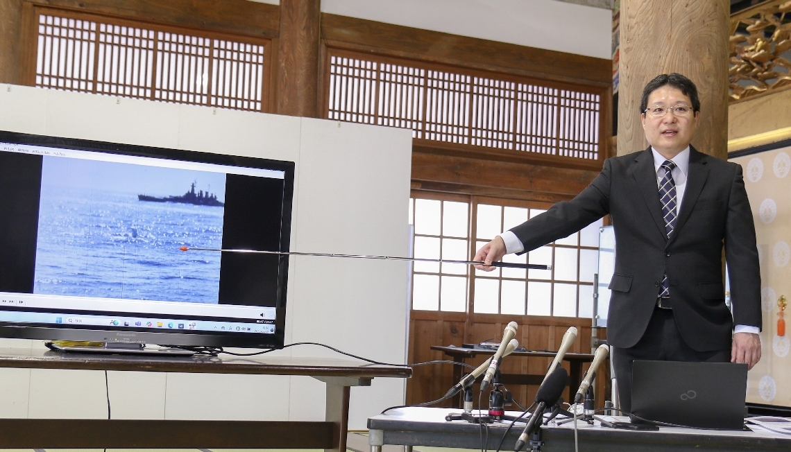 解析した映像について説明する「豊の国宇佐市塾」の織田祐輔さん＝２２日、宇佐市森山の教覚寺