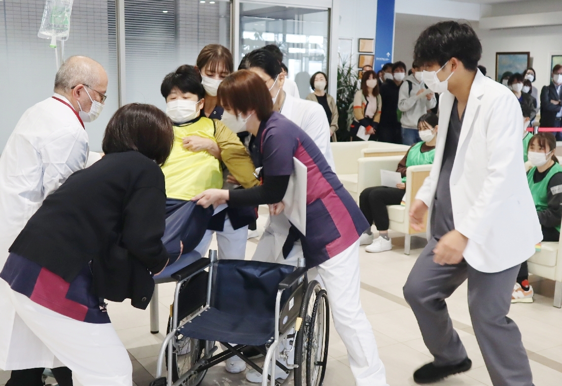 患者のトリアージや移送に取り組む訓練参加者＝２２日、大分市の帆秋病院