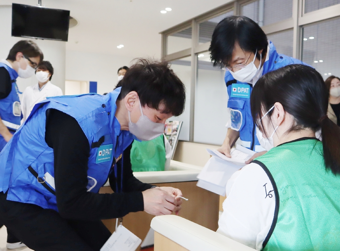 患者のトリアージに取り組む訓練参加者