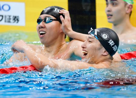 男子２００メートル平泳ぎで代表入りを決め喜ぶ深沢大和（右）と渡辺一平＝東京アクアティクスセンター