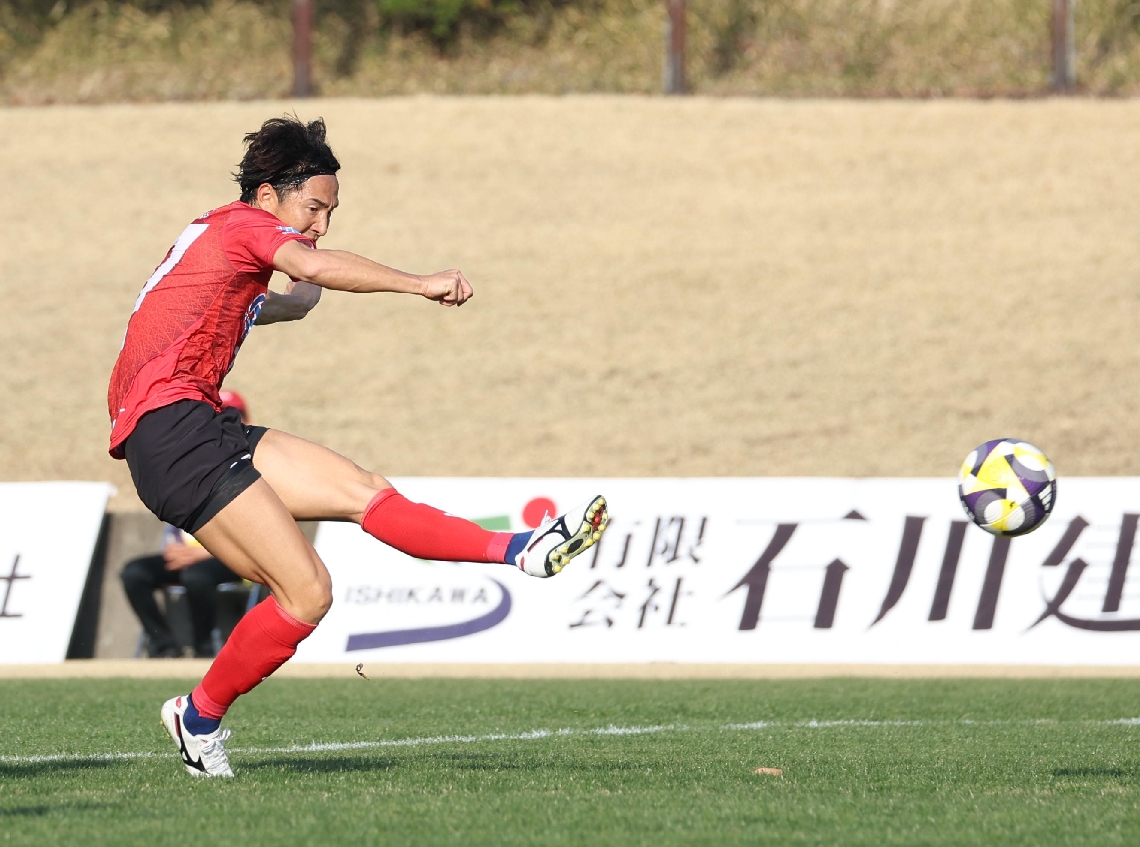 【大分―岡崎】前半３１分、先制のゴールを決める大分の金崎＝クラサスサッカー・ラグビー場