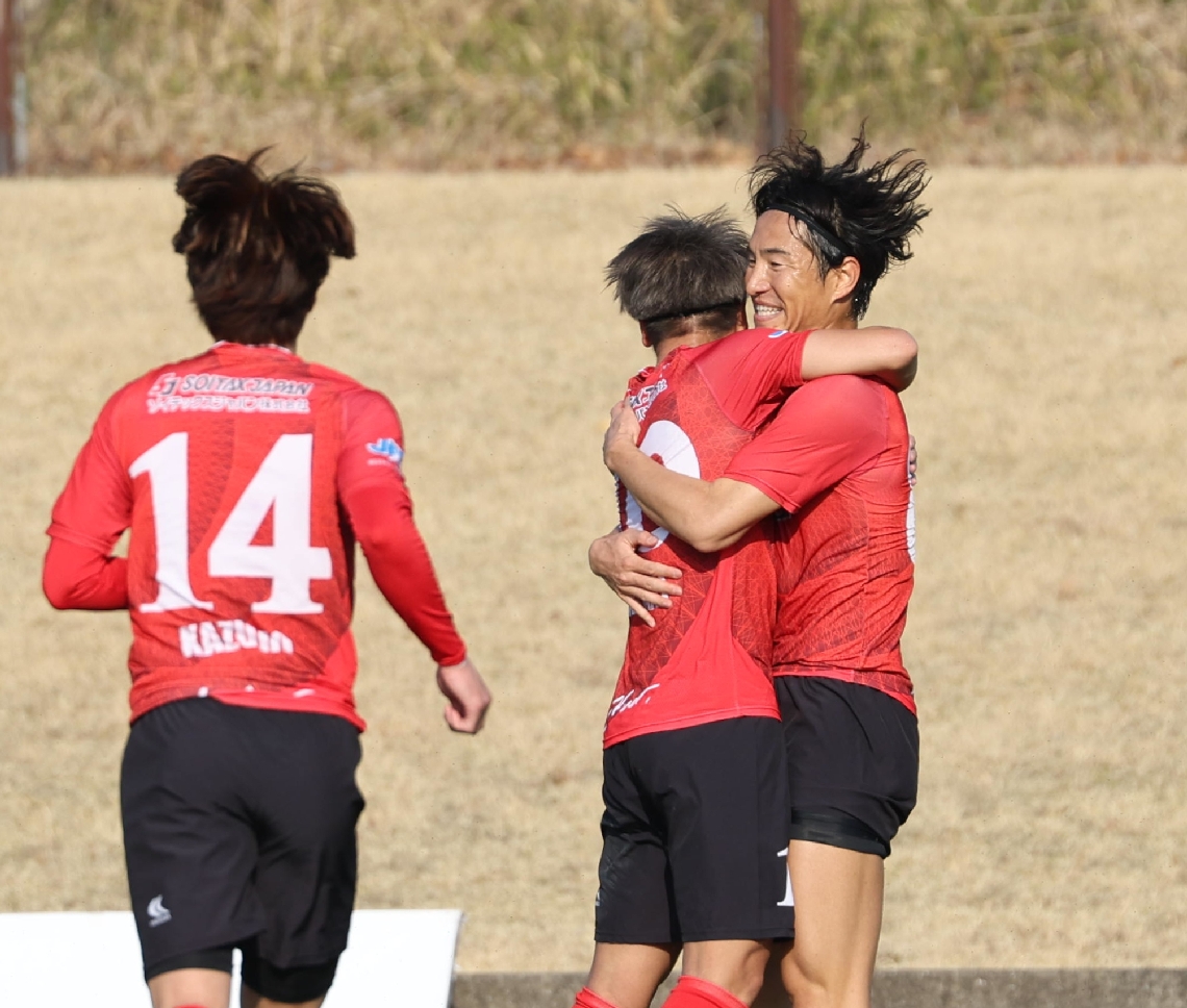 前半３１分、先制のゴールを決め喜ぶ大分の金崎（右）