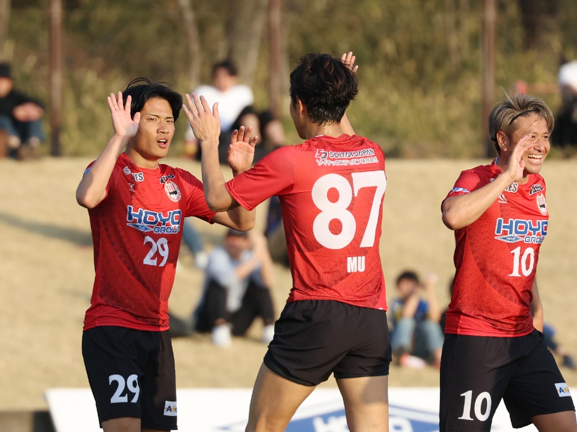 後半２２分、シュートを決め、金崎（８７）とハイタッチする大分の矢野（２９）