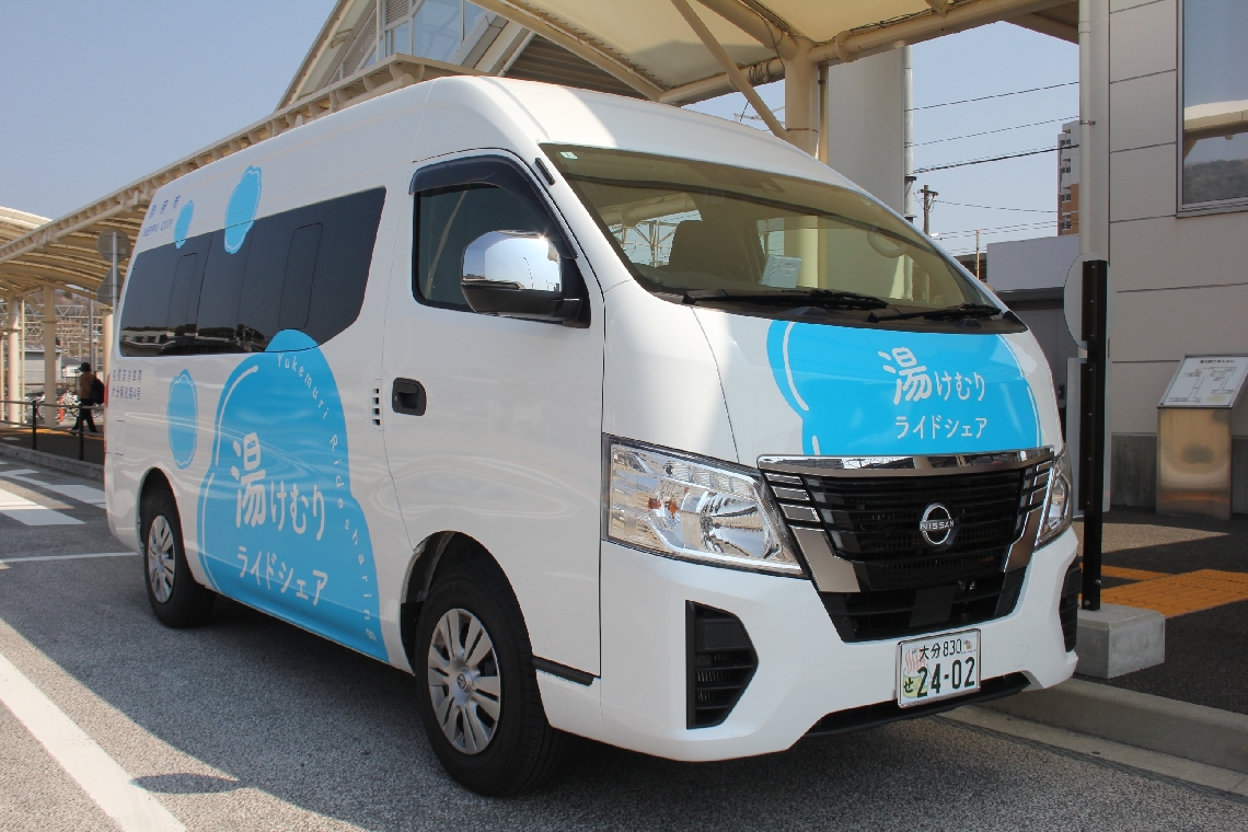 車椅子対応となった「湯けむりライドシェア」＝別府市