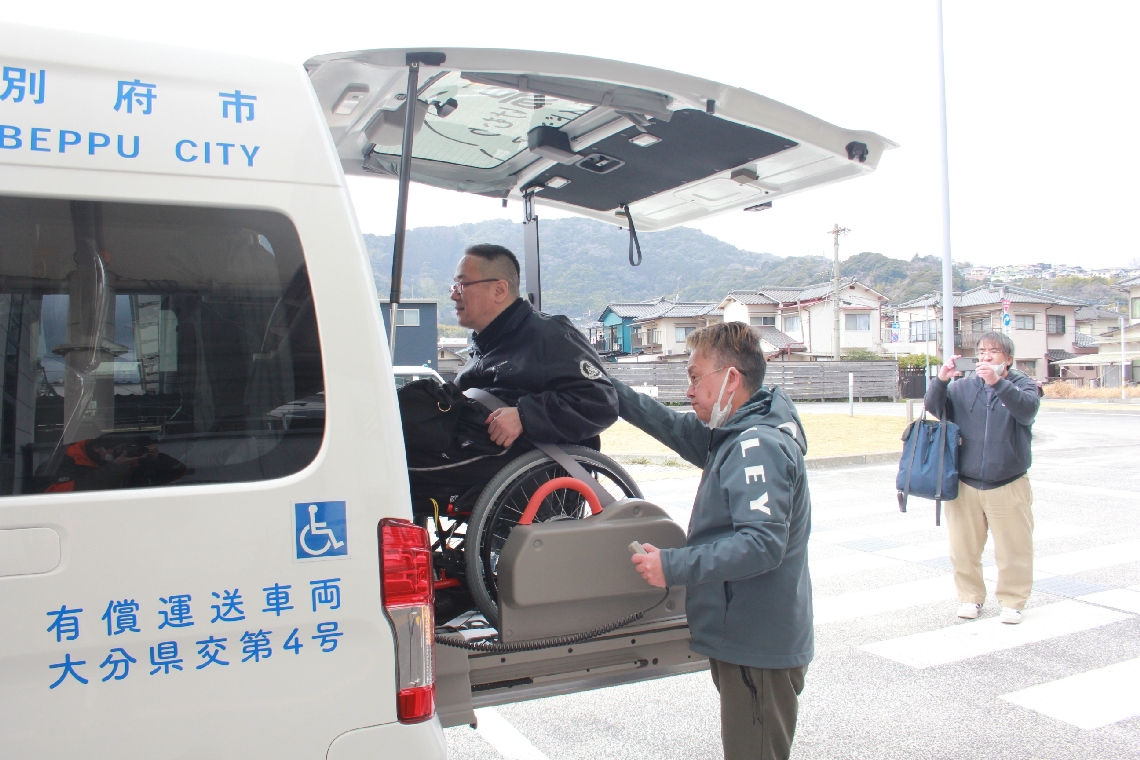 後方から乗り込む車椅子の乗客＝別府市のＪＲ亀川駅