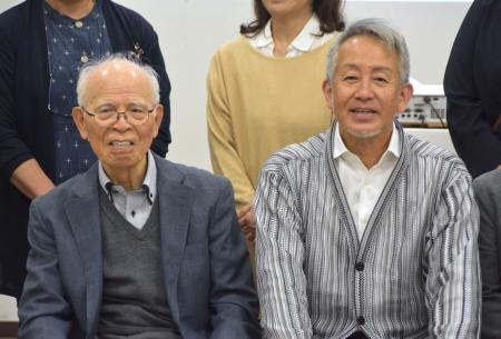 対馬丸事件を題材にした舞台の制作発表記者会見に出席した演出家の宮本亜門さん（右）と生存者の高良政勝さん＝２４日午後、那覇市