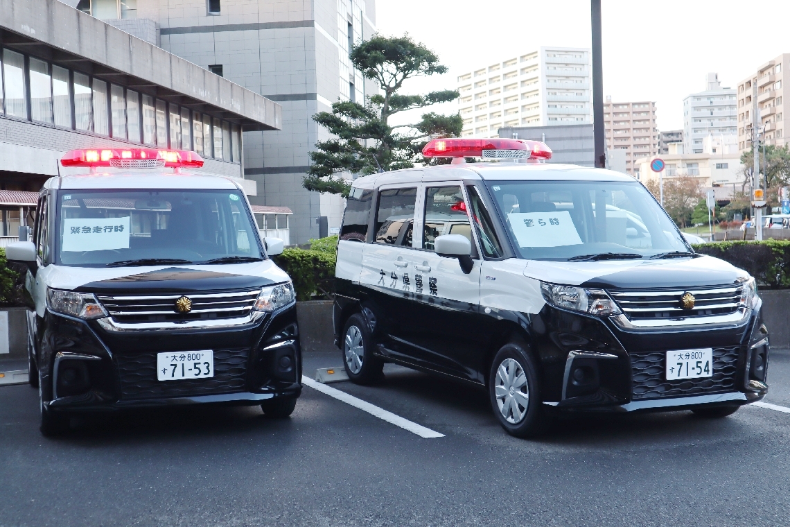新しい赤色灯を搭載したパトカー。緊急走行とパトロール中で光り方が変わる
