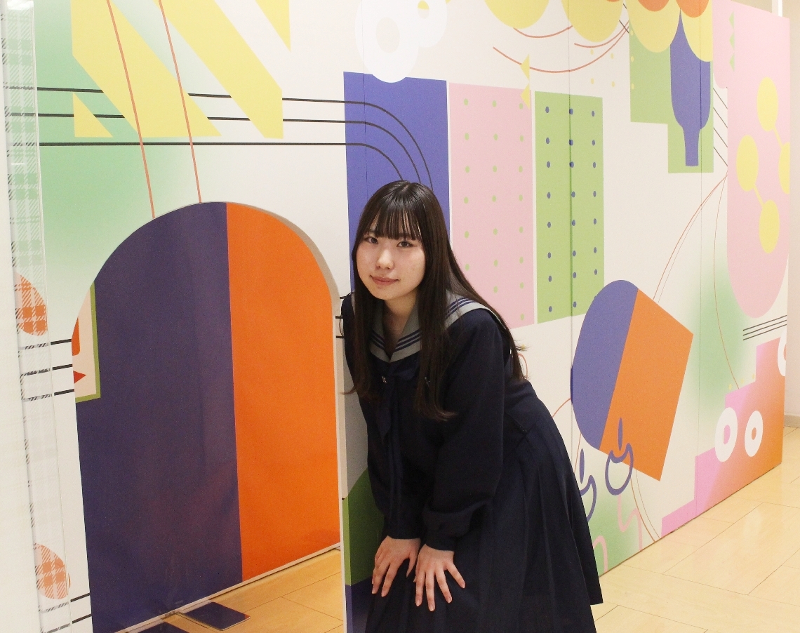 入り口壁面のデザインを担当した石井愛恵さん