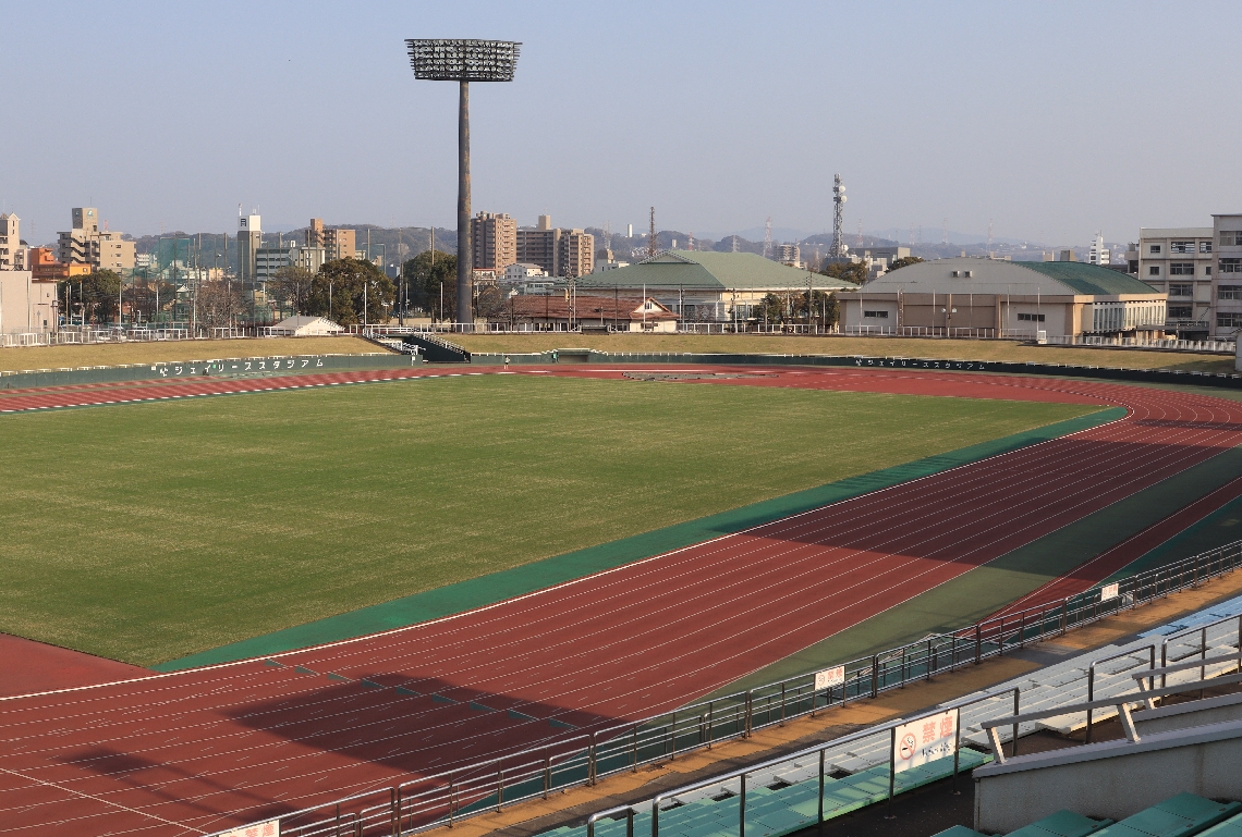 フィニッシュ地点となるジェイリーススタジアム（市営陸上競技場）＝２６日、大分市西浜