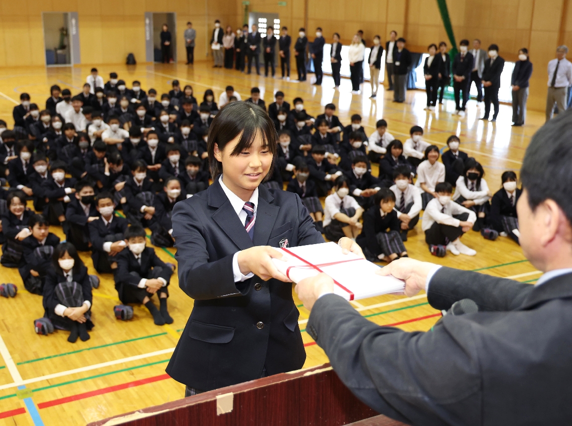 修了証書を受け取る学年代表の生徒＝２６日、津久見市文京町の津久見中