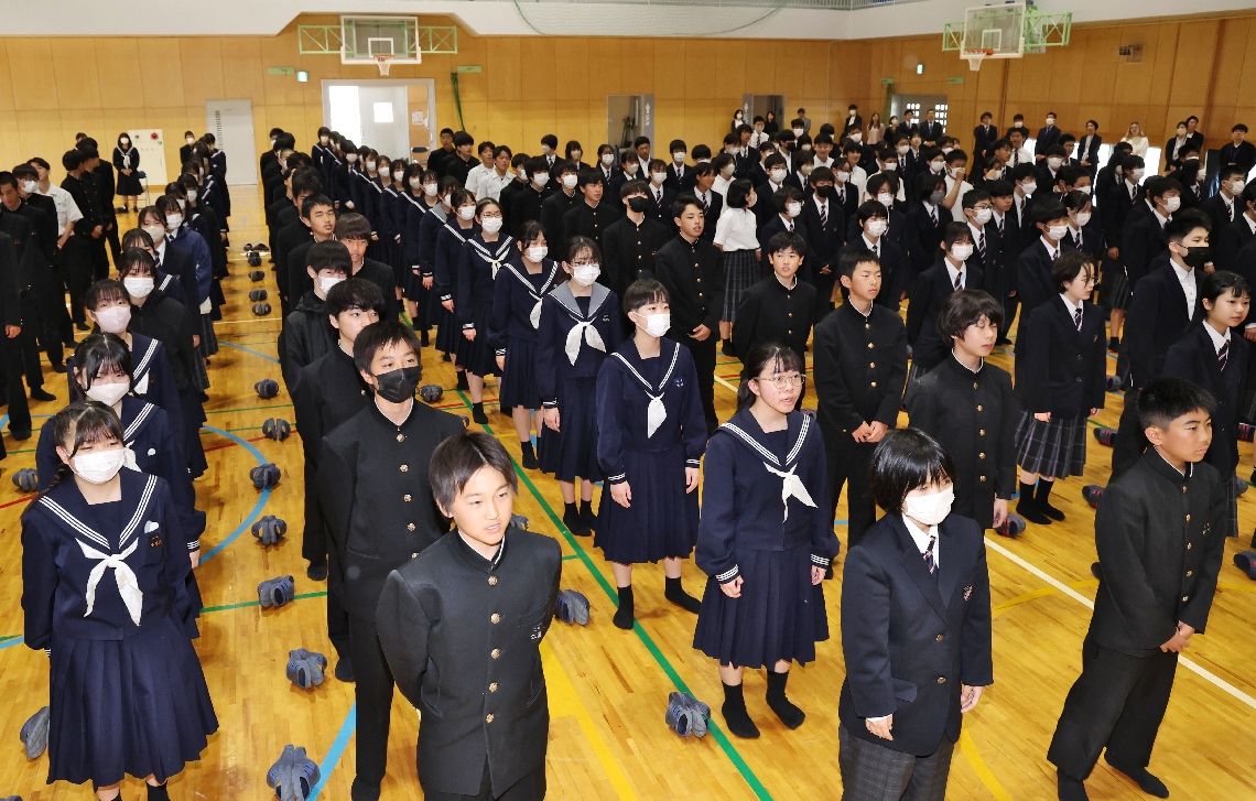 修了式で校歌を歌う生徒たち