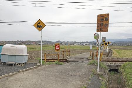 女児がはねられ死亡した群馬県高崎市の上信電鉄の踏切＝２０２４年４月
