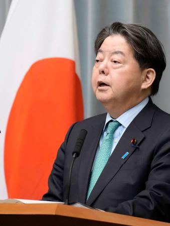 記者会見する林官房長官＝２７日午前、首相官邸