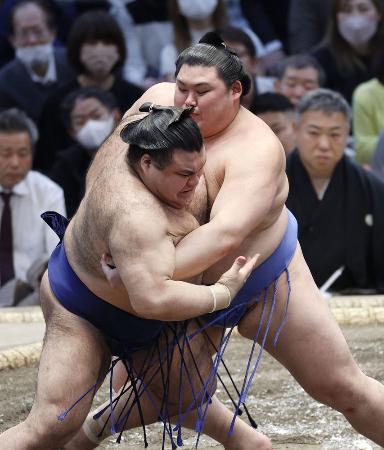大相撲春場所優勝決定戦で高安（左）を攻める大の里＝２３日、エディオンアリーナ大阪