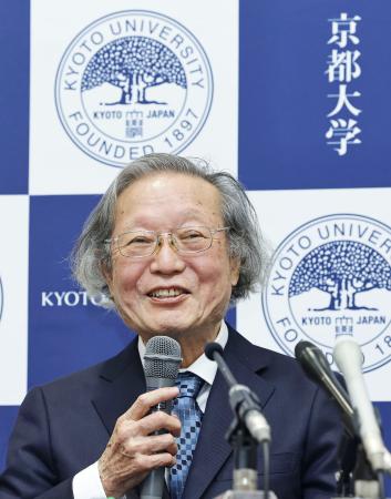 「数学のノーベル賞」ともいわれるアーベル賞の日本人初受賞が決まり、笑顔で記者会見する京都大数理解析研究所の柏原正樹特任教授＝２７日午後、京都市左京区