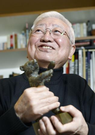 ベルリン国際映画祭で受賞した銀熊賞のトロフィーを手にする篠田正浩さん＝２０１５年１月、東京都大田区