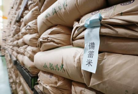倉庫内に積まれた政府備蓄米＝２月、埼玉県内