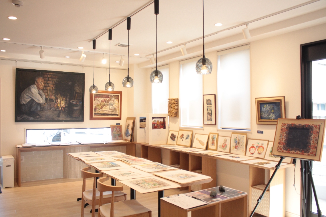 光が差し込み、明るく開放的な館内