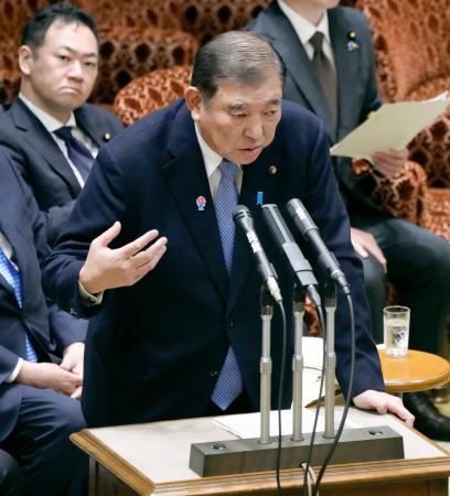 参院予算委の集中審議で答弁する石破首相＝２８日午前