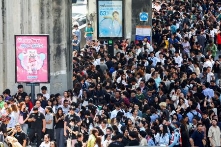 ２８日、ミャンマー中部を震源とした強い地震の後、通りに集まる隣国タイの首都バンコクの人々（ロイター＝共同）