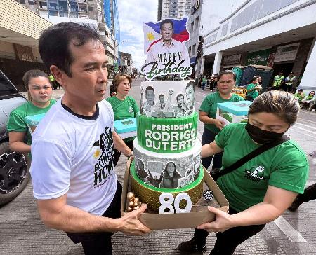 フィリピン南部ダバオで、ドゥテルテ前大統領との連帯を示す会合に集まった人々＝２８日（共同）