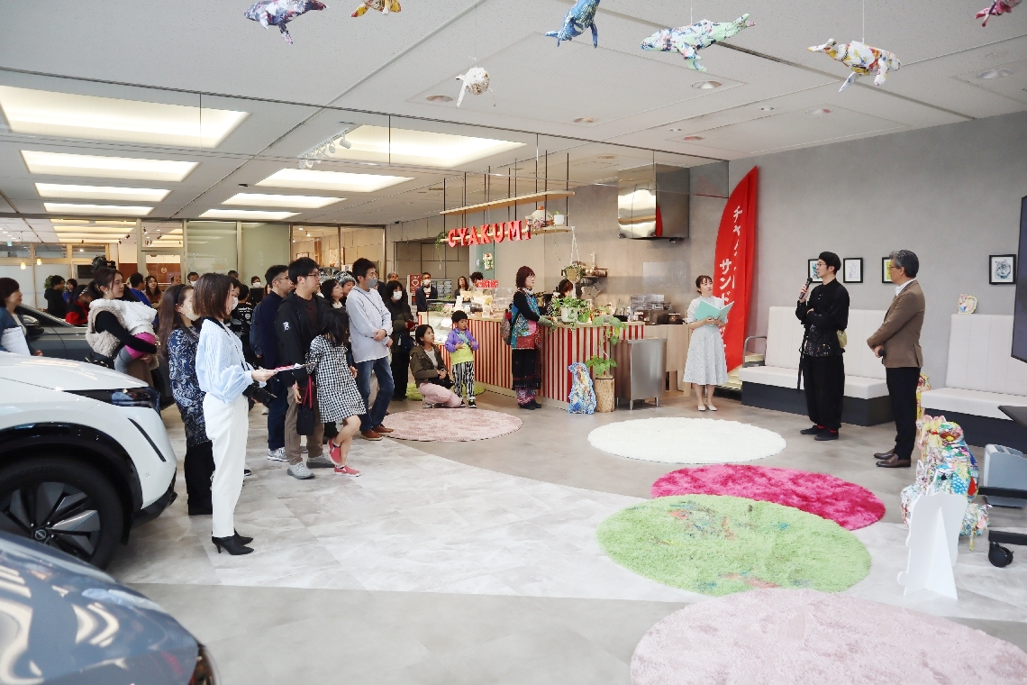 九州電力大分ビルのリニューアルイベントに集った人々＝２９日、大分市