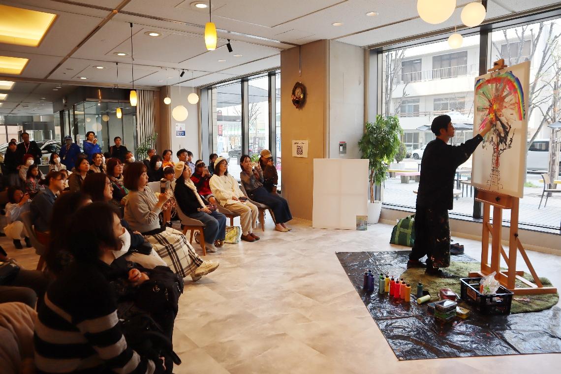 リニューアルしたビル内でのイベントに集まった人たち