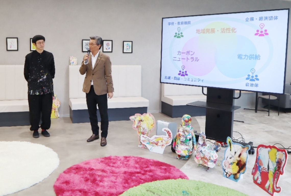 リニューアルを通じた地域活性化への思いなどを語る、九州電力大分支店の中村直樹支店長（右）