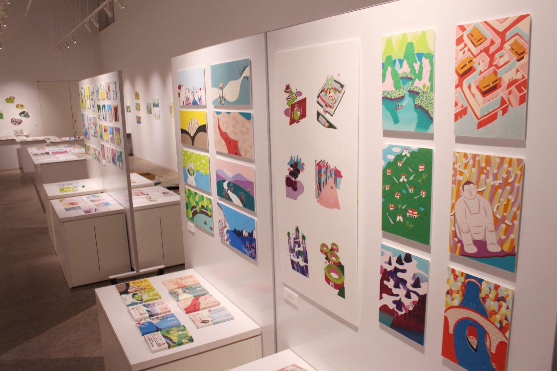 デジタル作品と、作品が使われた本や雑誌などを展示している市民ギャラリー