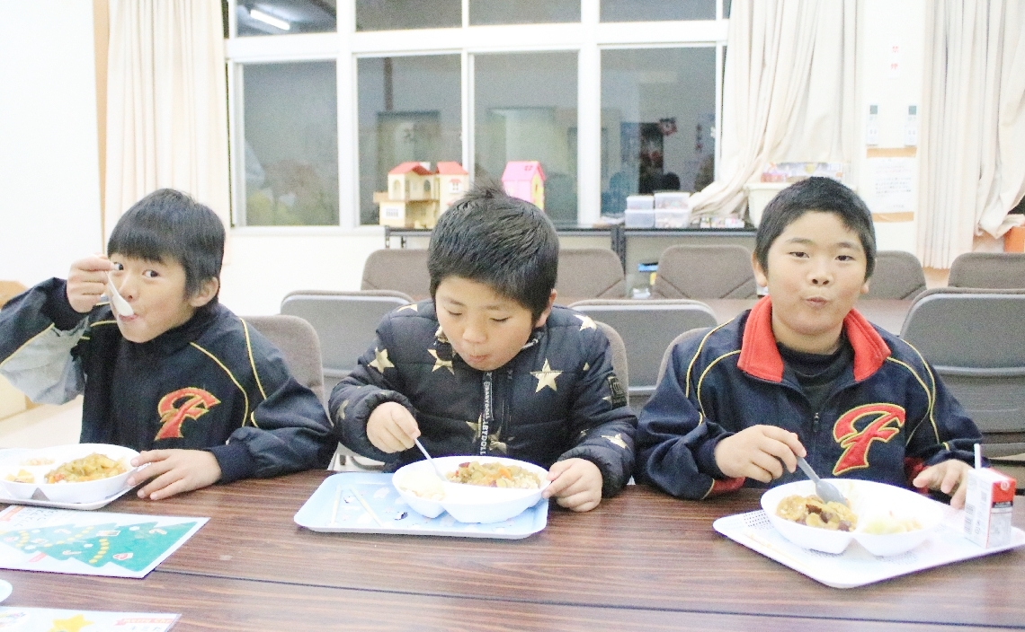 子ども食堂で食事をする児童＝昨年１２月、豊後大野市大野町