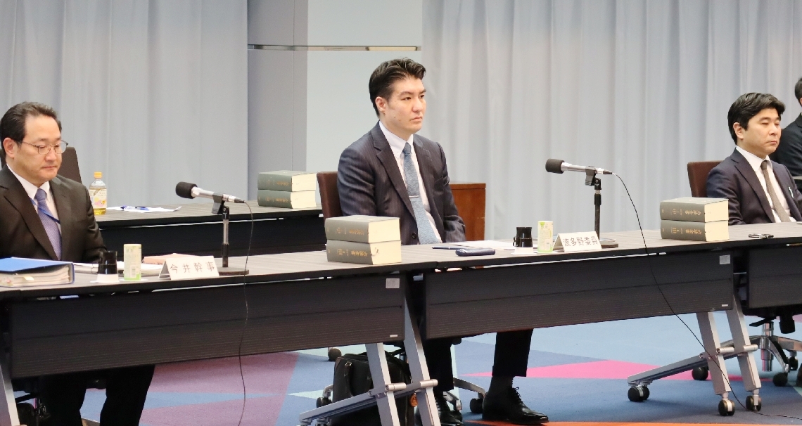 危険運転致死傷罪の見直しを議論する法制審議会部会が始まった。会合に臨む被害者遺族で委員の波多野暁生さん（中央）