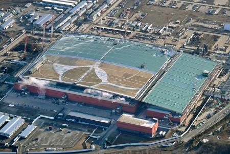 次世代半導体の国産化を目指すラピダスが建設中の工場＝２４日、北海道千歳市（共同通信社ヘリから）
