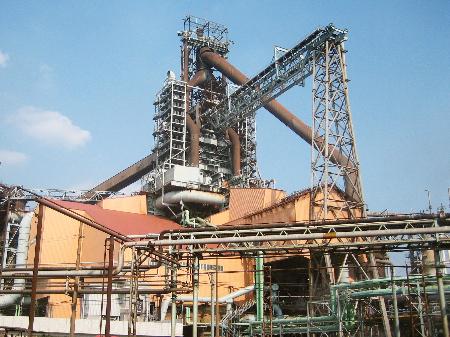 日本製鉄が休止した東日本製鉄所鹿島地区の高炉＝茨城県鹿嶋市