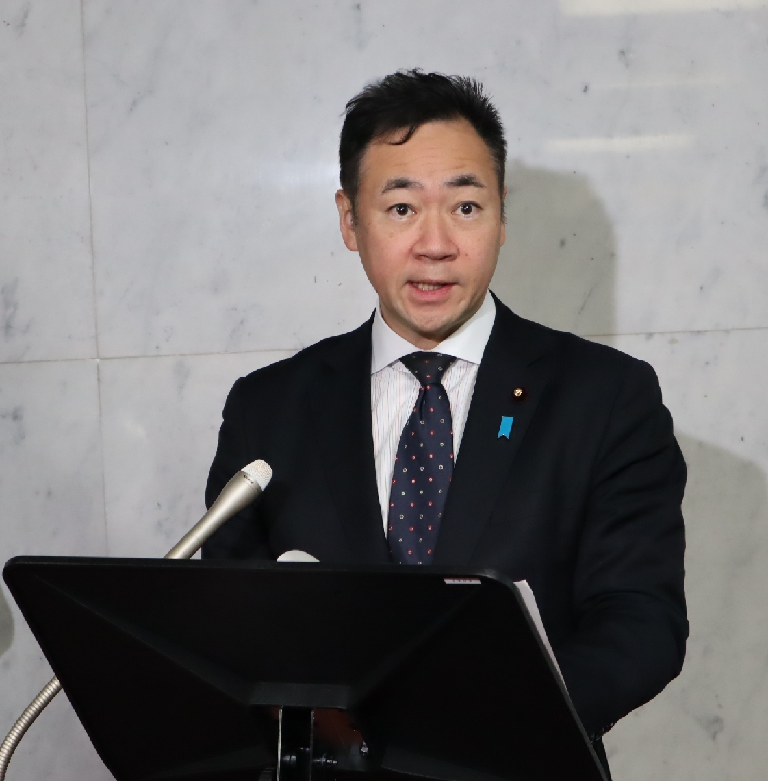 閣議後会見で取材に応じる鈴木馨祐法相＝１日、衆議院