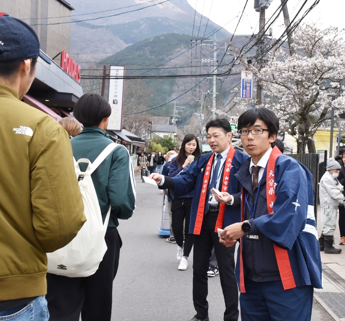 条例を周知するため啓発活動をする市職員＝１日、由布市湯布院町川上