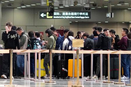 平壌で行われる国際マラソン大会に参加するため、中国・北京の空港を出発する市民ランナーら＝３日（共同）