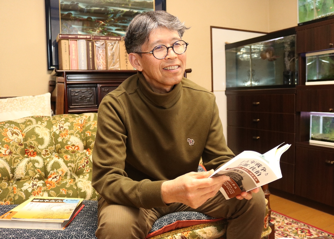 「佐伯市とは運命的な縁を感じる」と語る軸丸浩さん＝大分市