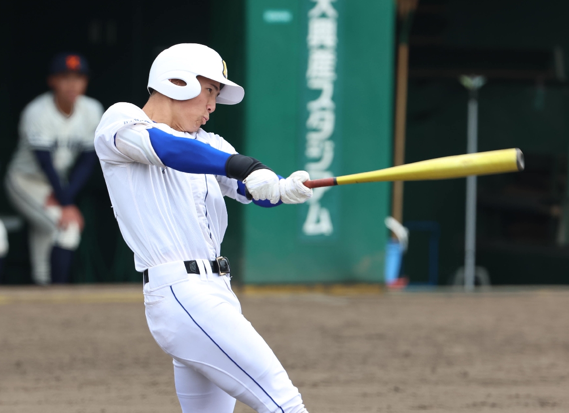 【明豊－鶴城】７回表２死二塁、井上が中前に適時打を放つ＝別大興産スタジアム