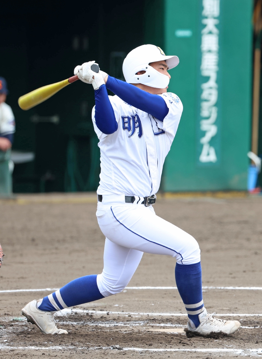 【明豊－鶴城】６回表１死三塁、上野が中越えに適時二塁打を放つ