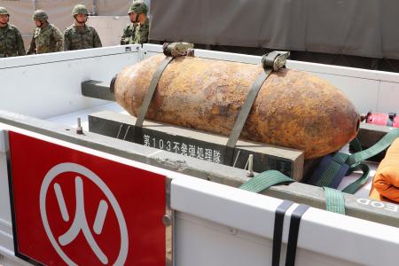信管が取り除かれ、回収された不発弾＝５日午後、名古屋市中区