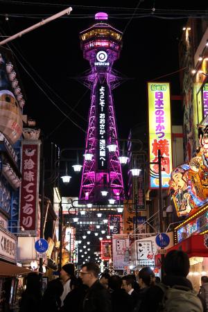 再生可能エネルギー由来の電力でライトアップされた通天閣＝４日、大阪市浪速区
