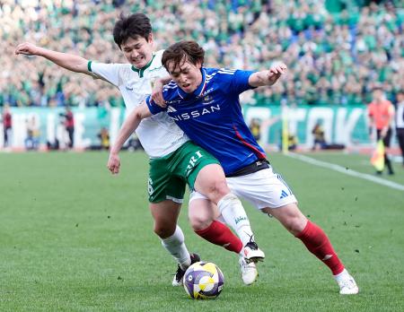 横浜Ｍ―東京Ｖ　後半、攻め込む横浜Ｍ・植中（右）＝日産スタジアム