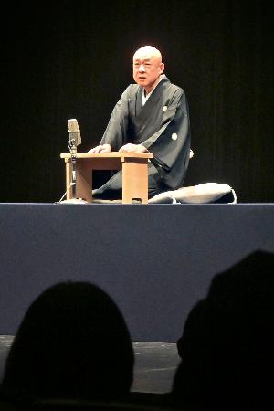 医師萩野昇さんの生きざまを創作落語で表現する柳家さん生さん＝５日午後、富山市